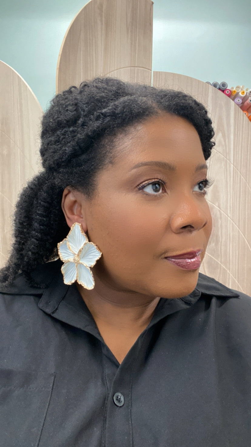 White/Gold Trim Bloom Stud 2