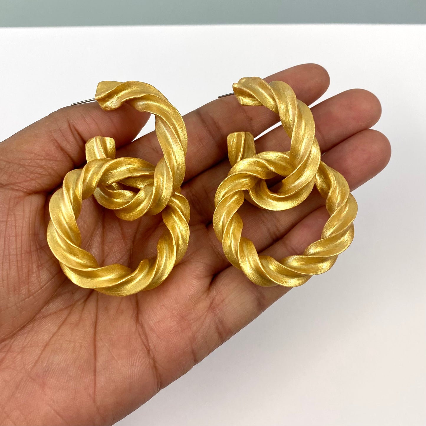 Convertible Twisted Links (Preorder)