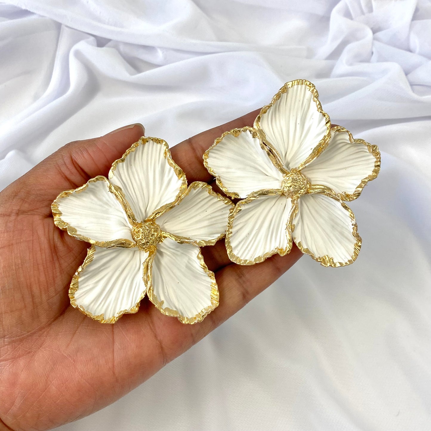 White/Gold Trim Bloom Stud 2