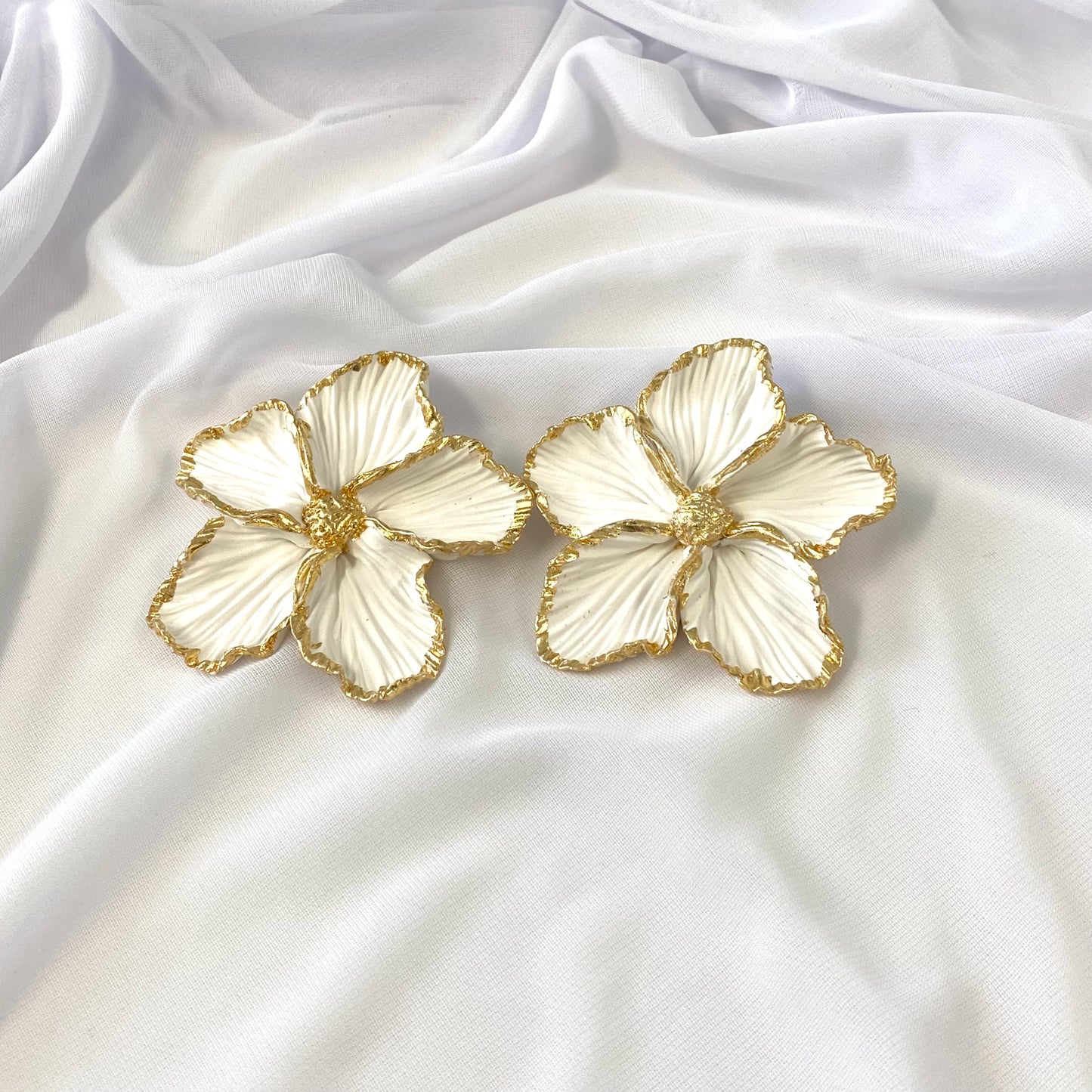 White/Gold Trim Bloom Stud 2