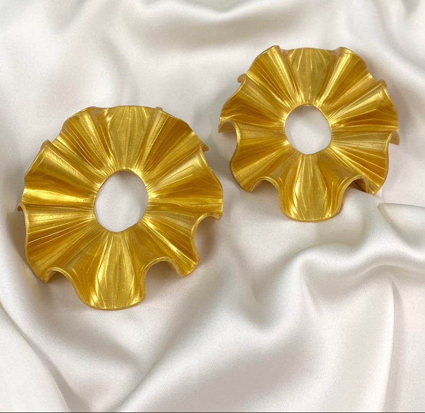 Line Textured Saundra Ruffled Stud
